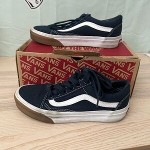 VANS OL SKOOL Classic Shoes, Men’s size 4, Women’s size 5.5